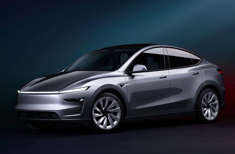 Tesla New car: Tesla ने भारत में अपनी पहली शोरूम का ओपनिंग मुंबई में की है