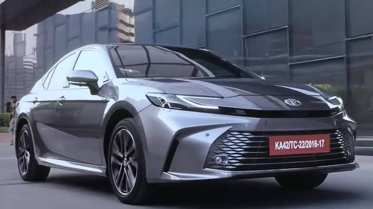 Hybrid का तूफान लौट आया है, Toyota Camry कि नई कार जिसमें छुपा है एक राज़ जो सबको हैरान कर रहा है